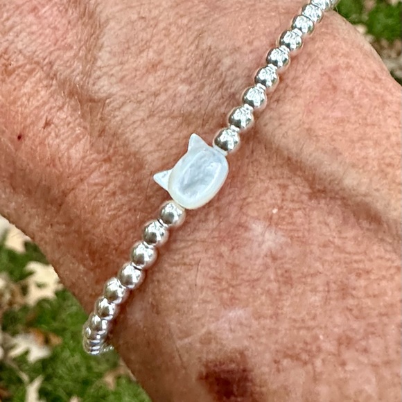 Kitty- Handmade sterling silver stretch mother of pearl kitty bracelet - Picture 5 of 12